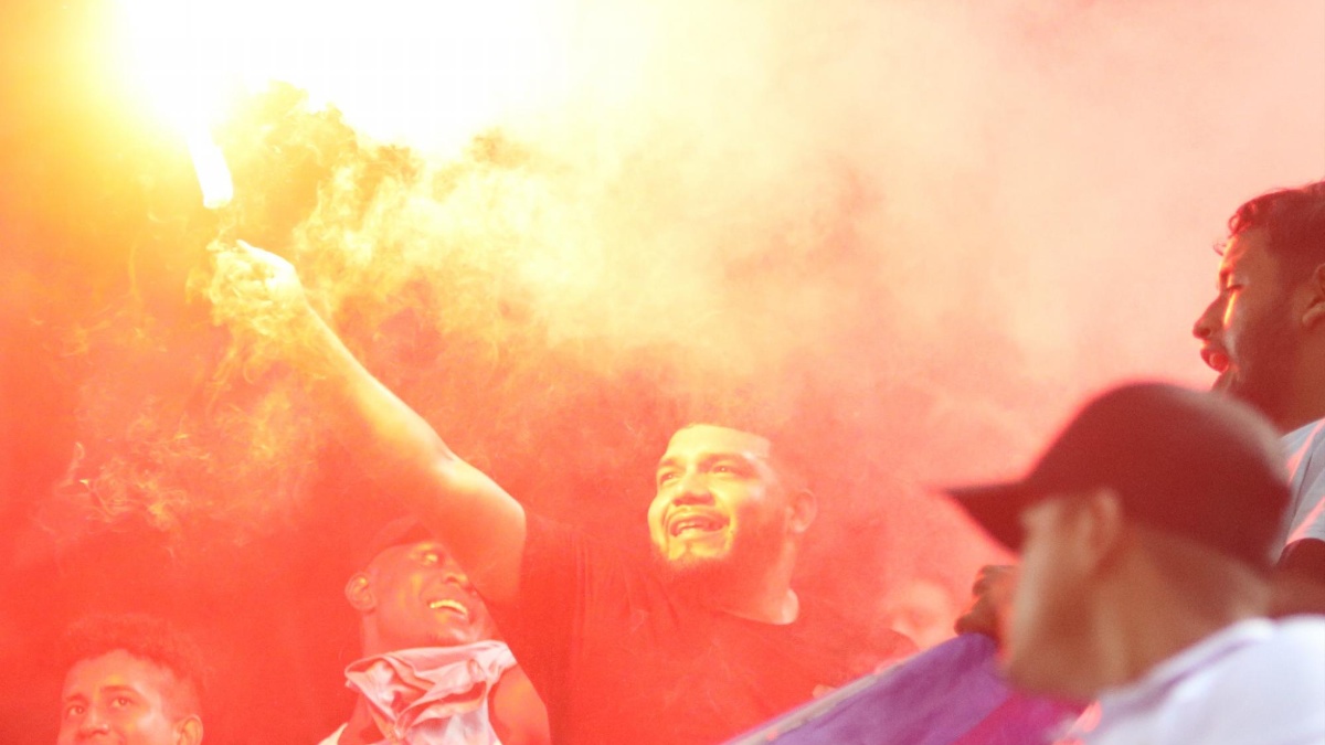 Hincha de Emelec con la bengala encendida en su mano. (FOTO: Emelec)