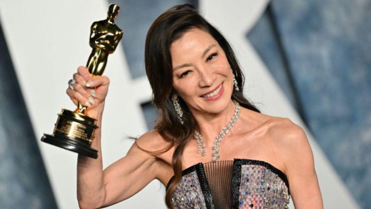 GETTY IMAGES (Michelle Yeoh celebra con su premio Oscar a mejor actriz.)