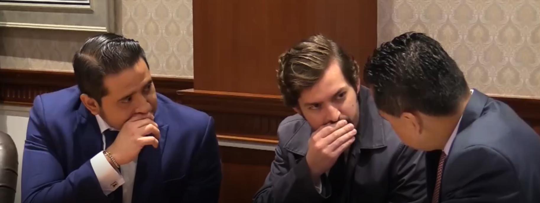 Ronny Aleaga, Esteban Torres y Darwin Pereira, miembros del CAL, conversando en la sesión del 20 de marzo de 2023. (EFE)