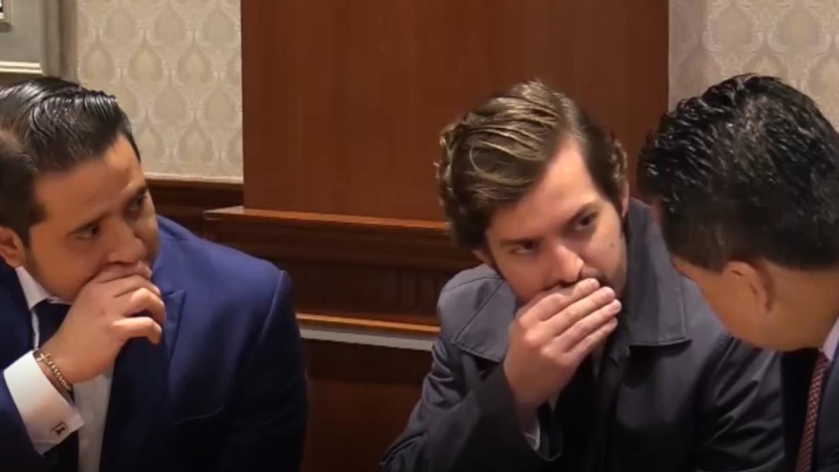 Ronny Aleaga, Esteban Torres y Darwin Pereira, miembros del CAL, conversando en la sesión del 20 de marzo de 2023. (EFE)