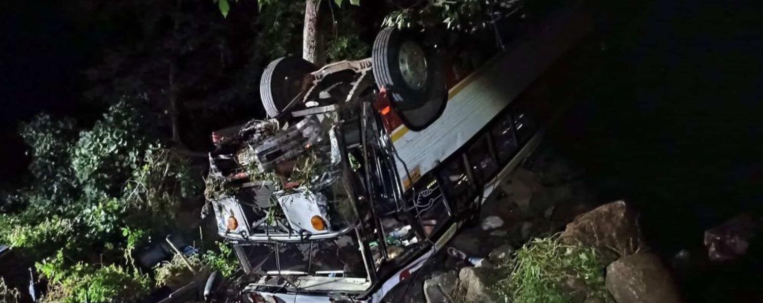 El vehículo accidentado terminó volcado. (Redes sociales)