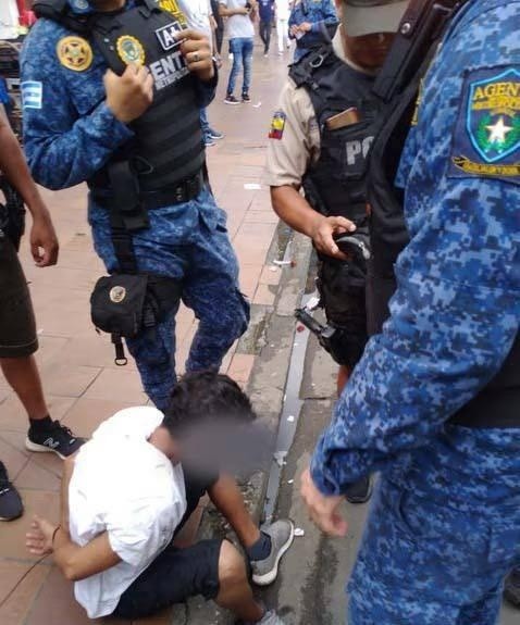Agentes Metropolitanos de Guayaquil durante la captura de un hombre acusado de robo en la Bahía. (Cortesía)