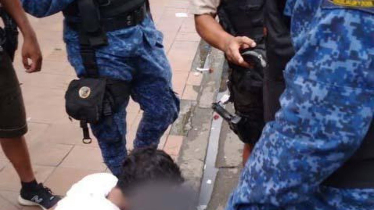 Agentes Metropolitanos de Guayaquil durante la captura de un hombre acusado de robo en la Bahía. (Cortesía)