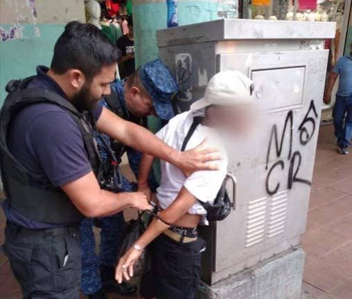 Agentes Metropolitanos de Guayaquil durante la captura de un hombre acusado de robo en la Bahía.