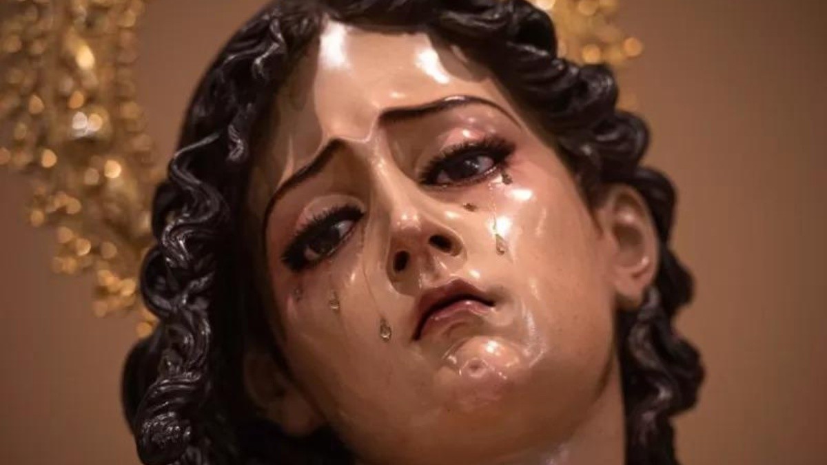 Escultura de María Magdalena en la exposición de arte religioso "In Domine Dei, patrimonio artístico de la Semana Santa de Sevilla" en la Fundación Cajasol de Sevilla, 2021. (Foto: BBC Mundo)