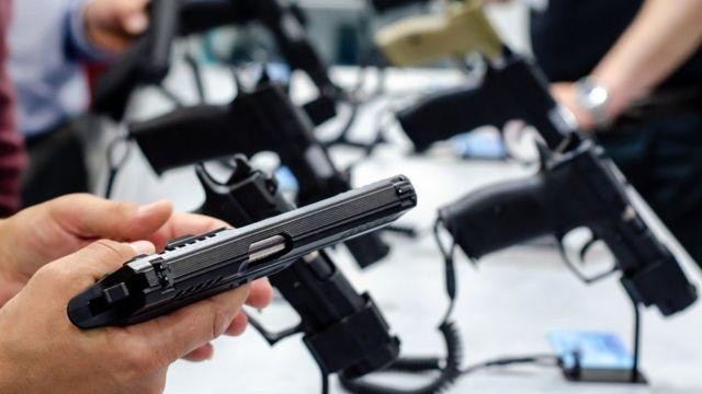 Imagen referencial de una feria de armas en Estados Unidos.