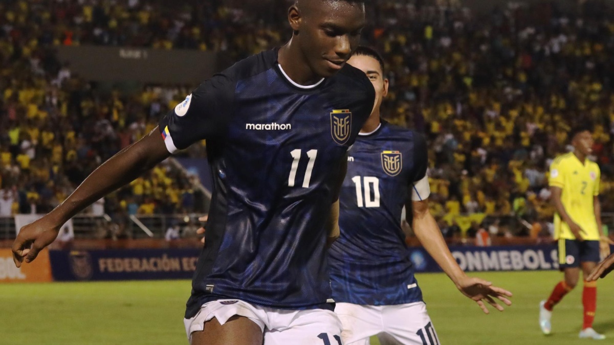 Allen Obando (c) festeja uno de sus dos goles ante Colombia. (API)