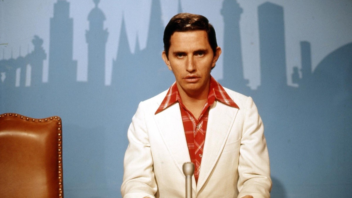 Alfonso Espinosa de los Monteros en el set de noticias. (Ecuavisa)