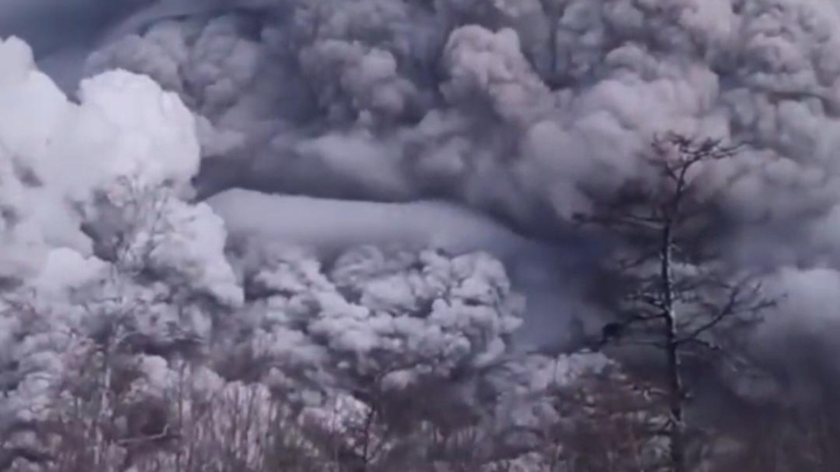 La explosión cubrió el cielo de ceniza. (Redes sociales)