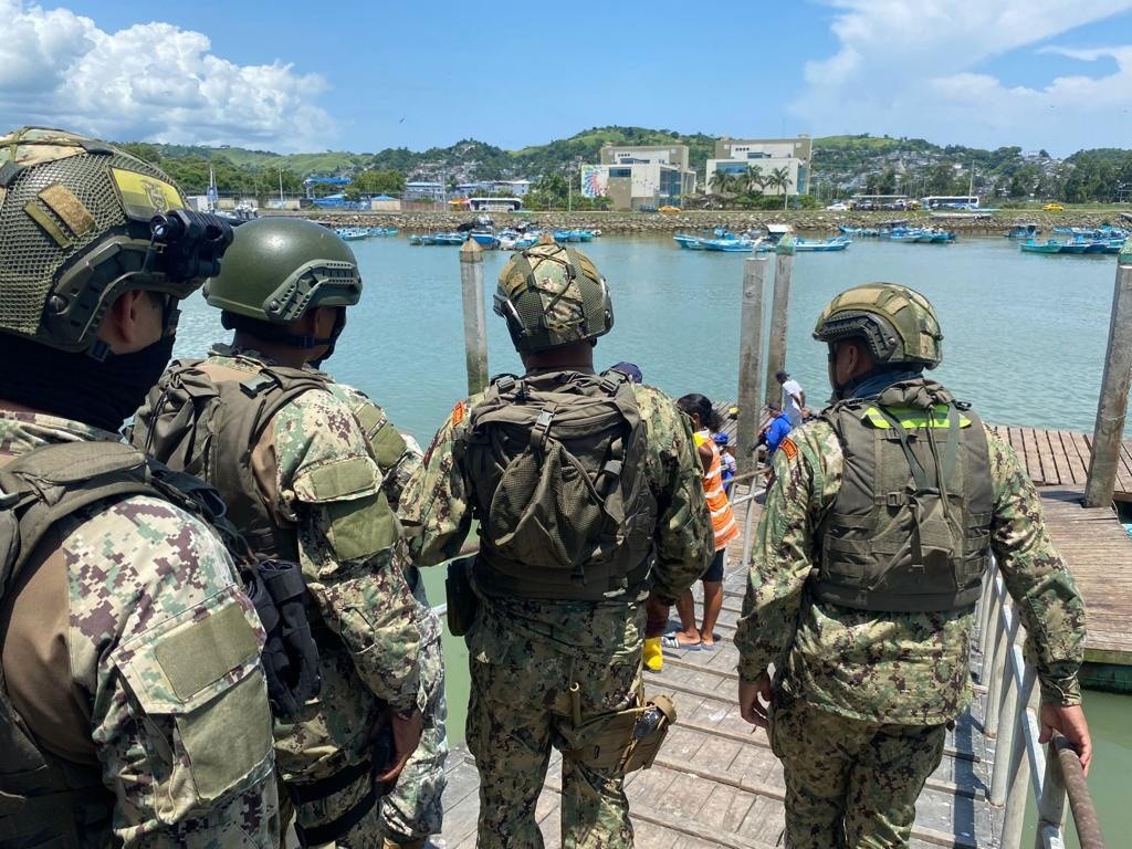 Militares especializados llegaron al puerto de Esmeraldas. (Paúl Romero)