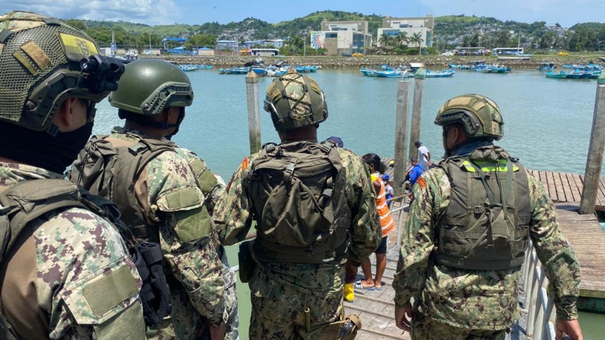 Militares especializados llegaron al puerto de Esmeraldas. (Paúl Romero)