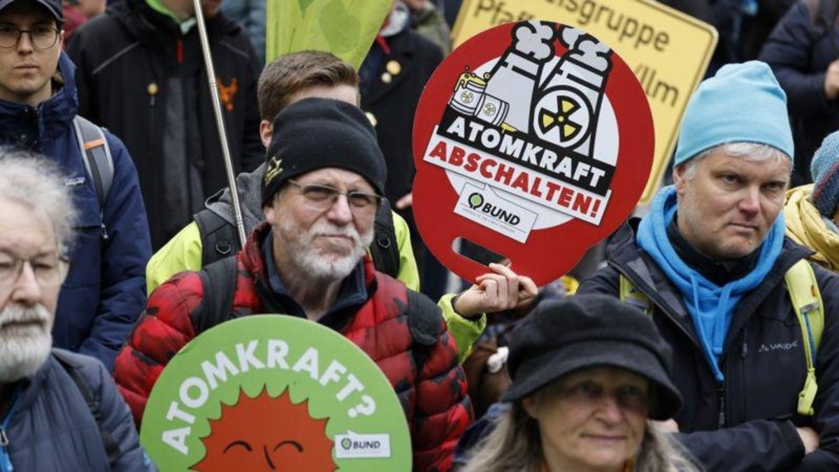 "Apaguen la energía nuclear", dice el cartel de estos manifestantes que, el sábado, celebraron en Múnich que las tres plantas nucleares se desconectaran. (MICHAELA REHLE/EPA-EFE/REX/SHUTTERSTOCK)