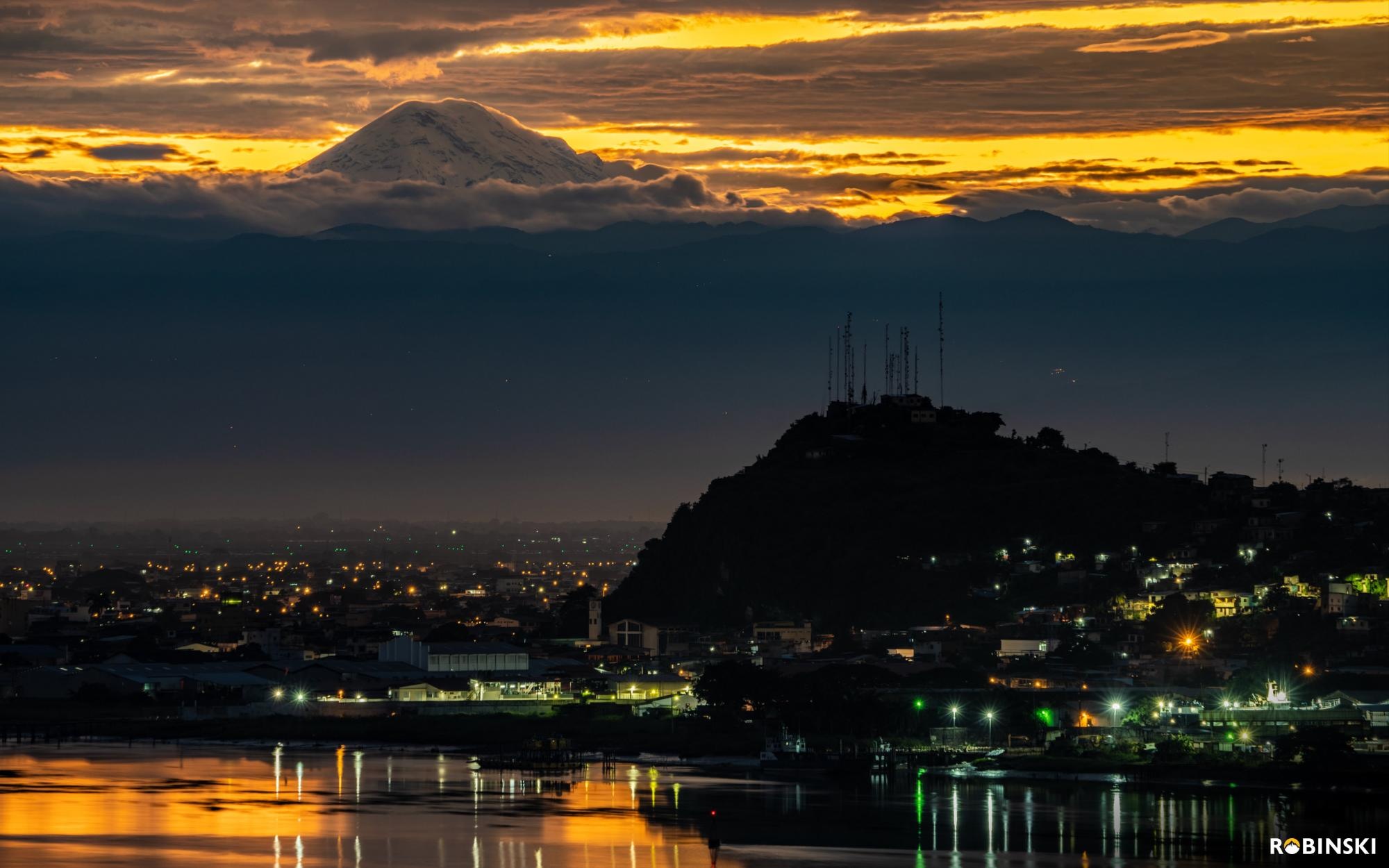 Fotografía del volcán Chimborazo, visto desde Guayaquil, con el cerro Las Cabras de Durán. (Foto de Roberto Valdez)