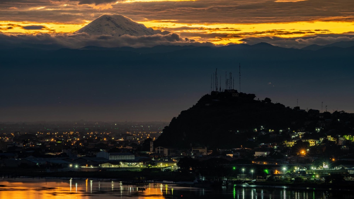 Fotografía del volcán Chimborazo, visto desde Guayaquil, con el cerro Las Cabras de Durán. (Foto de Roberto Valdez)