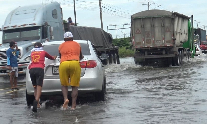 Para los conductores, sobre todo de vehículos pequeños, cruzar el tramo entre el kilómetro cinco y siete se vuelve complicado.