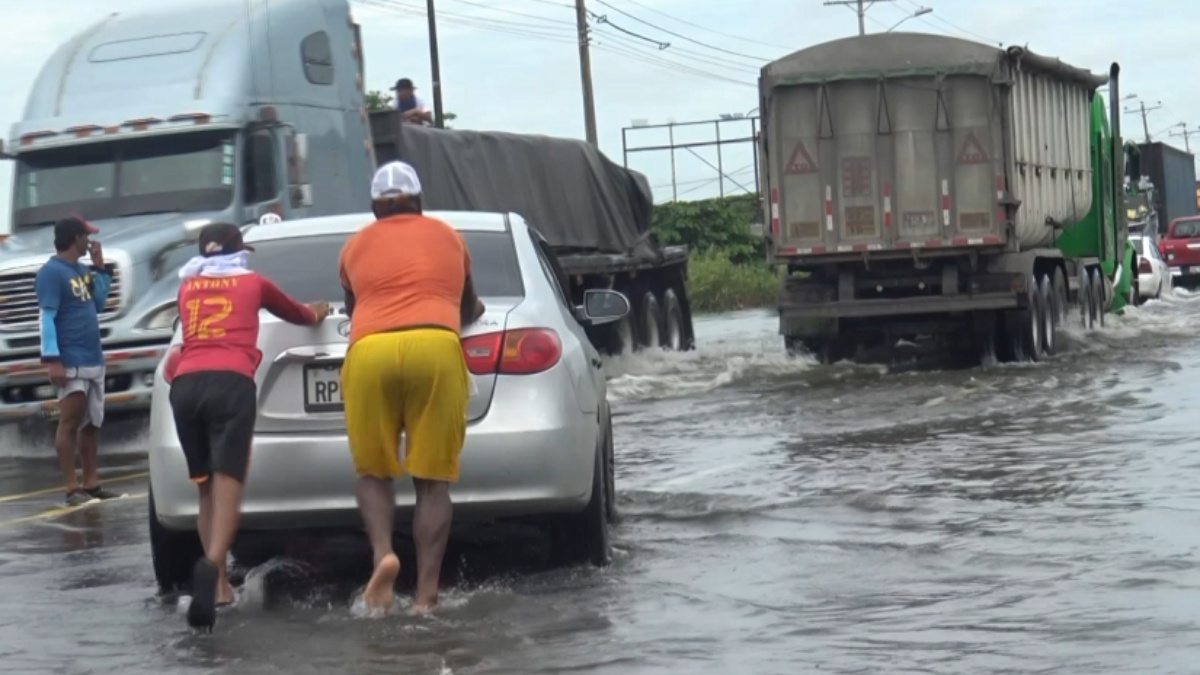 Para los conductores, sobre todo de vehículos pequeños, cruzar el tramo entre el kilómetro cinco y siete se vuelve complicado.