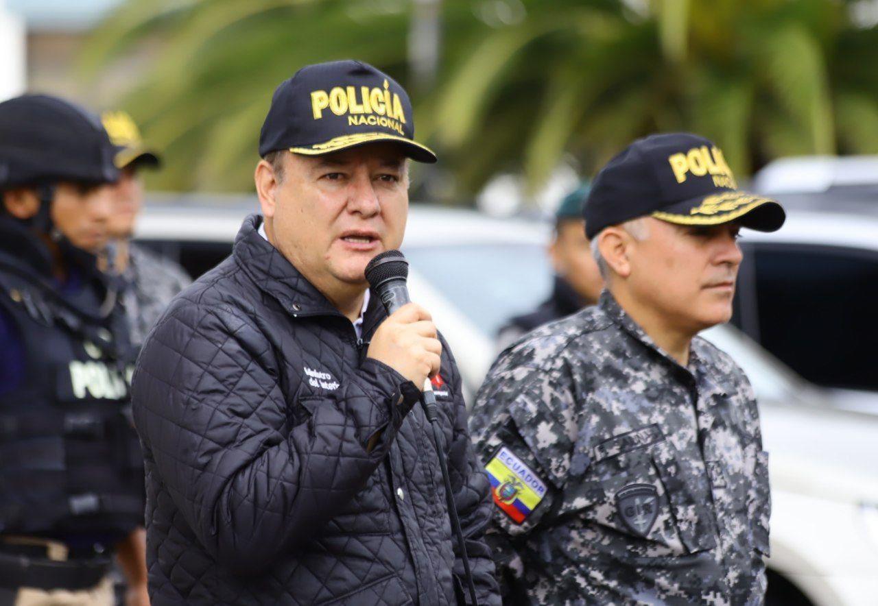 Juan Zapata, ministro del Interior, junto a Fausto Salinas, comandante de la Policía.