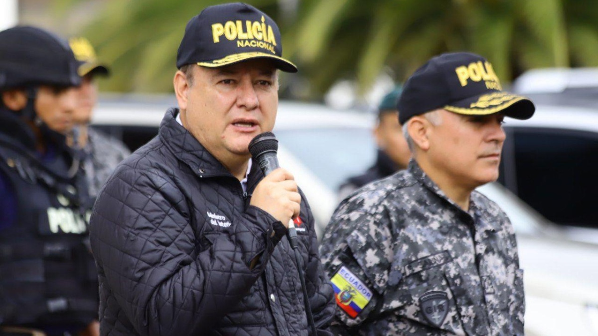 Juan Zapata, ministro del Interior, junto a Fausto Salinas, comandante de la Policía.
