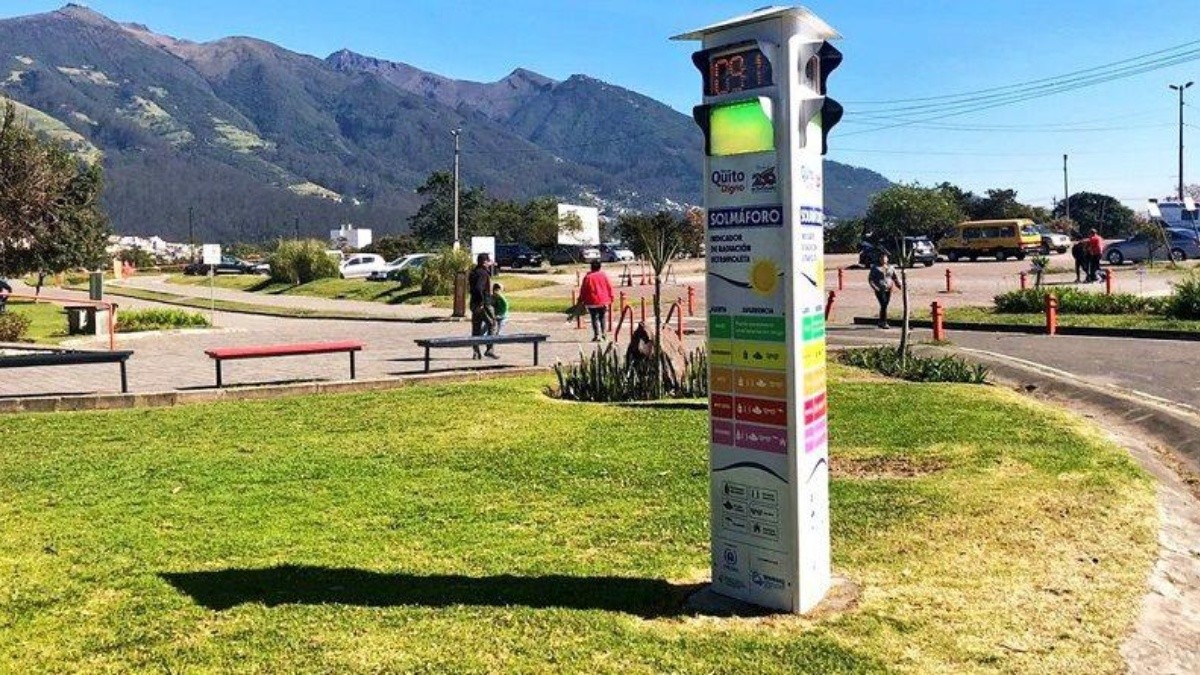 En Quito, los solmáforos identifican los niveles de radiación solar en dos parques metropolitanos. (Cortesía de Quito Informa)