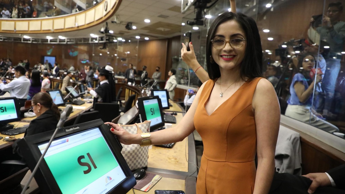 Viviana Veloz, solicitante del juicio político contra Guillemo Lasso. (Flickr Asamblea)