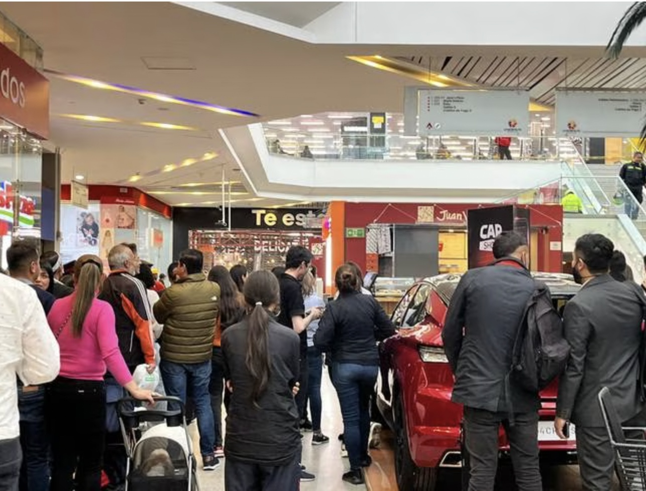 El hecho violento ocurrió en el centro comercial Unicentro, en el norte de Bogotá. (Captura de video)