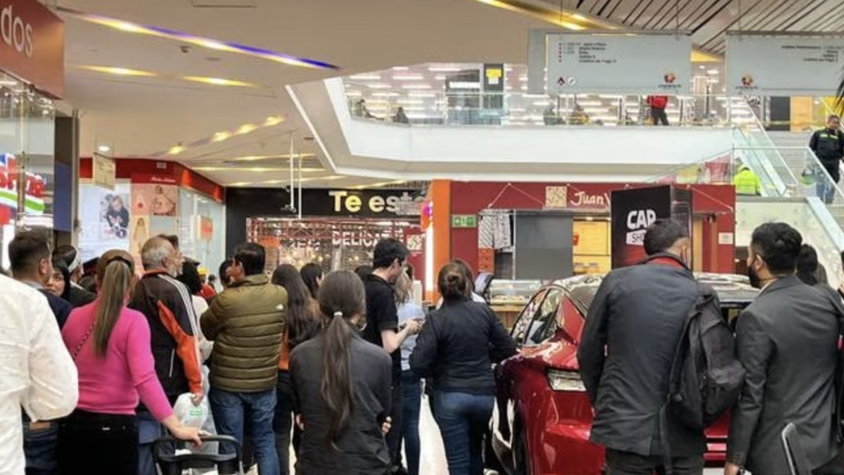 El hecho violento ocurrió en el centro comercial Unicentro, en el norte de Bogotá. (Captura de video)