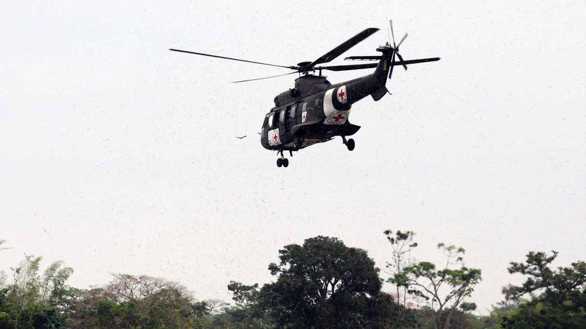 Unidades de distintos organismos de rescate oficiales y civiles, entre ellos la Cruz Roja Colombiana e integrantes de la Organización Nacional de los Pueblos Indígenas de la Amazonia Colombiana (Opiac), "realizan labores de búsqueda y rastreo de tres ocupantes no ubicados". (Mauricio Dueñas / (EPA) EFE)