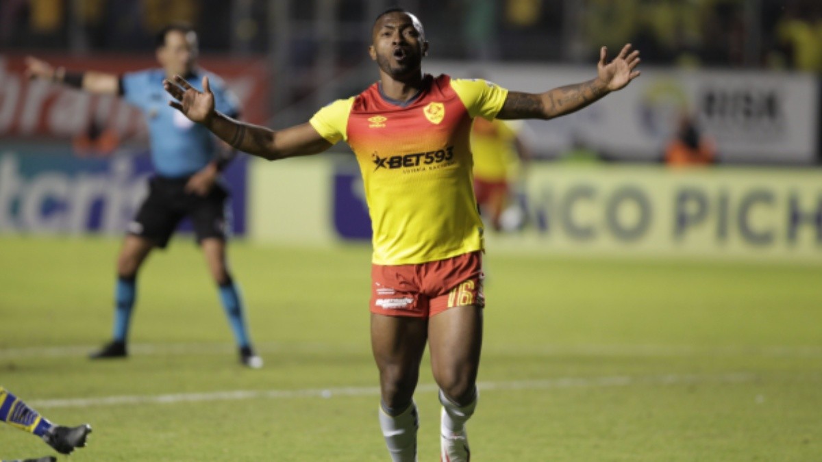 El lateral derecho ecuatoriano fue separado del plantel que dirige el DT venezolano César Farías. (Archivo)