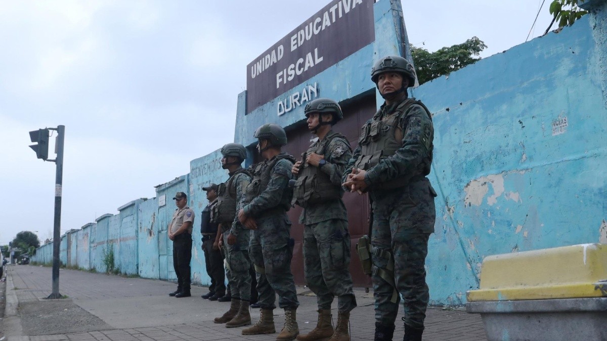 Militares y policías custodian el ingreso y la salida de estudiantes del colegio Eloy Alfaro, en Durán. (API)