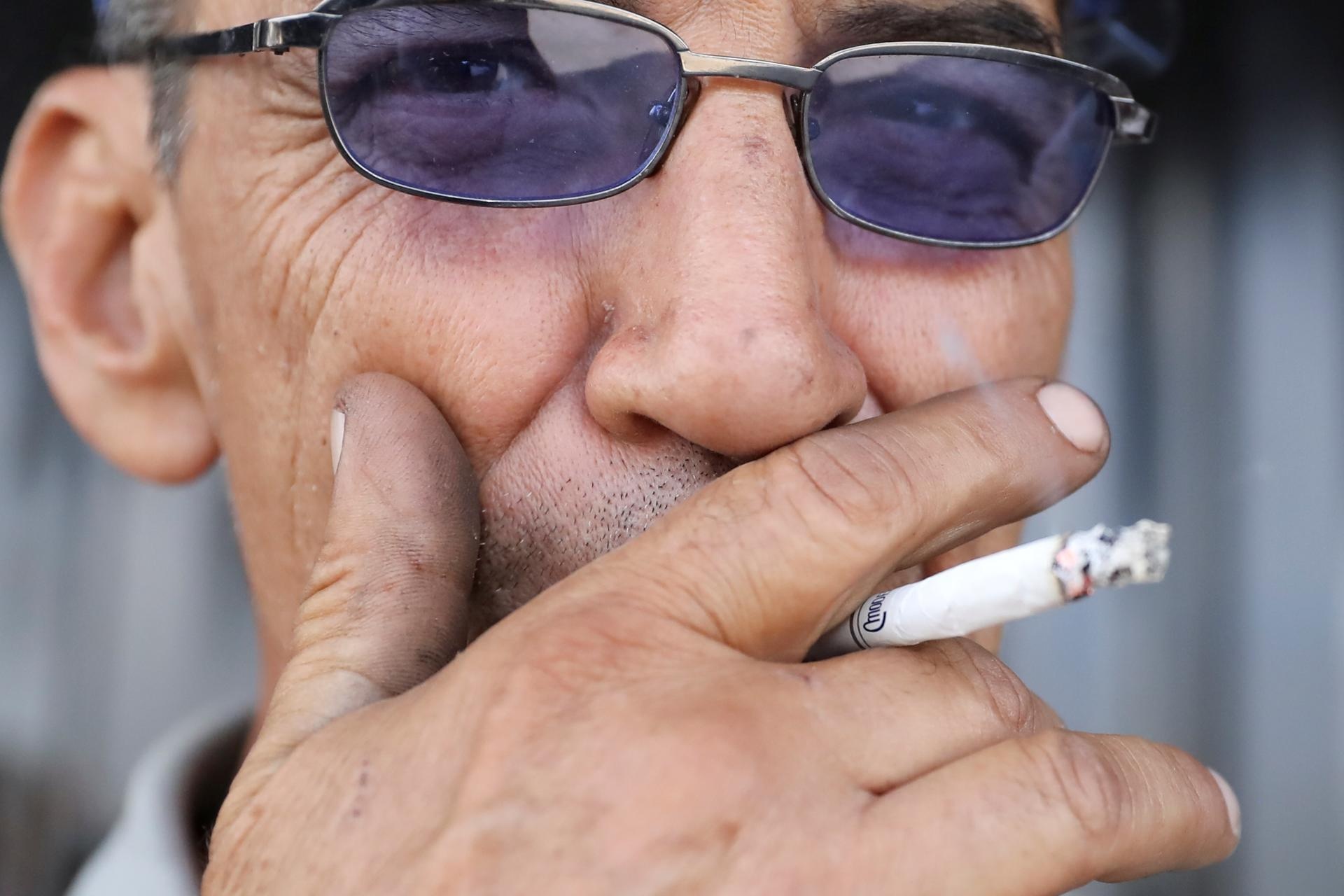 Imagen referencial de un hombre fumando un cigarrillo. (EFE)