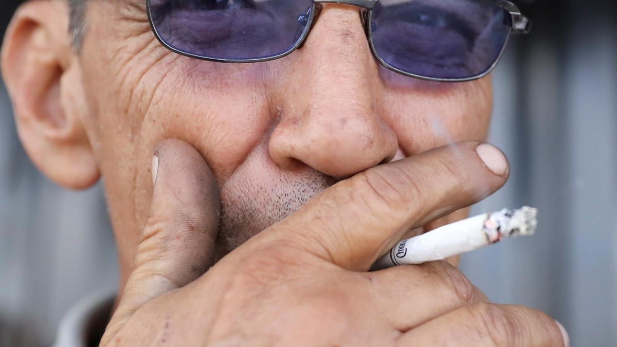 Imagen referencial de un hombre fumando un cigarrillo. (EFE)