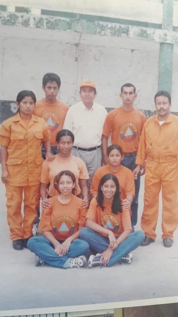 Roque Mendoza, ex director de la Defensa Civil, junto a varios voluntarios. (Archivo)