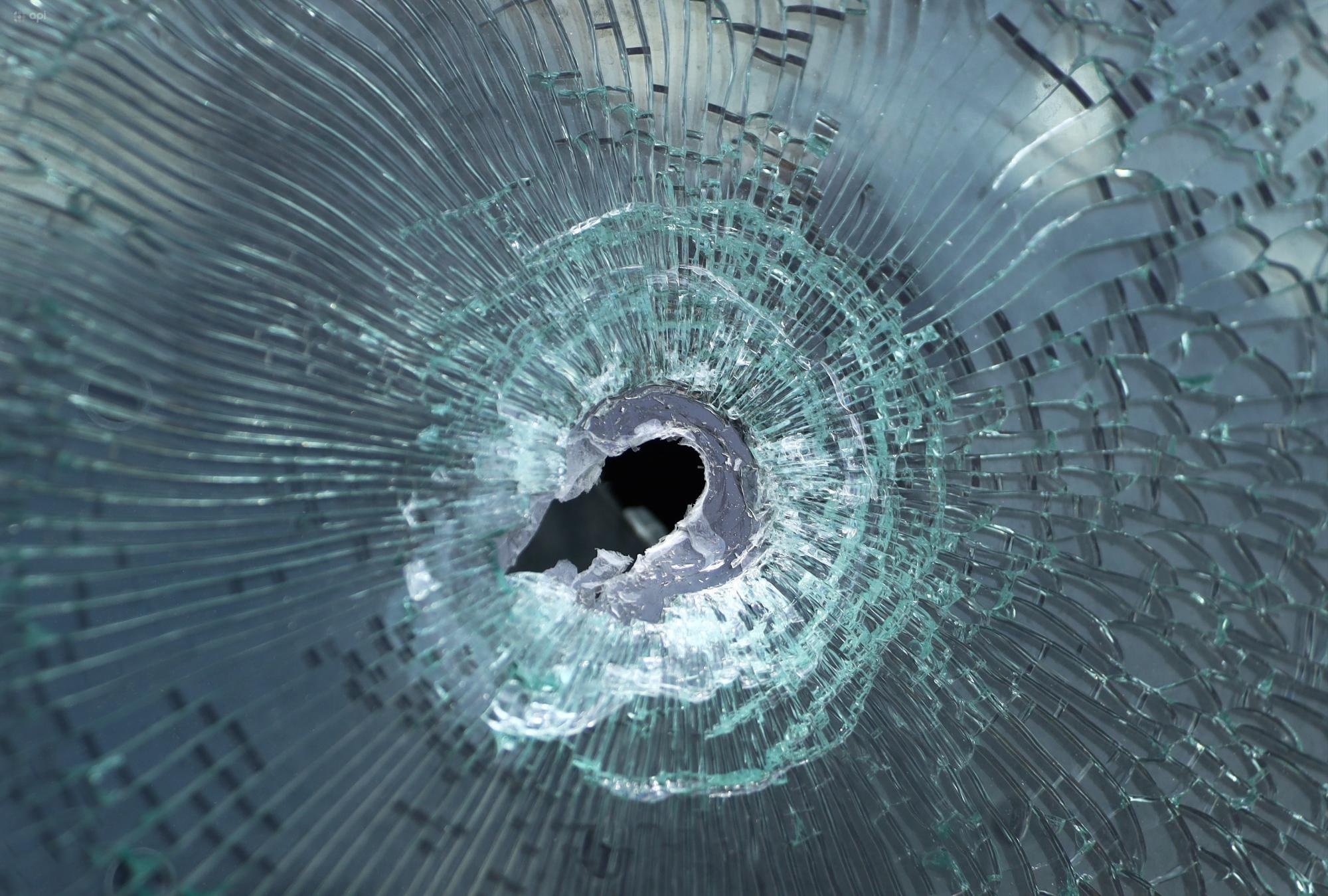 Imagen de las huellas de las balas en un parabrisas. (Foto: API.)