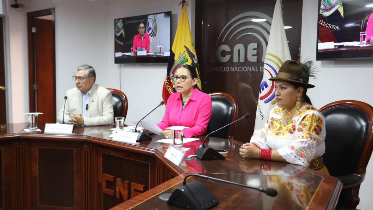 Diana Atamaint, presidenta del CNE, durante la rueda de prensa de la tarde de hoy. (Cortesía del CNE)