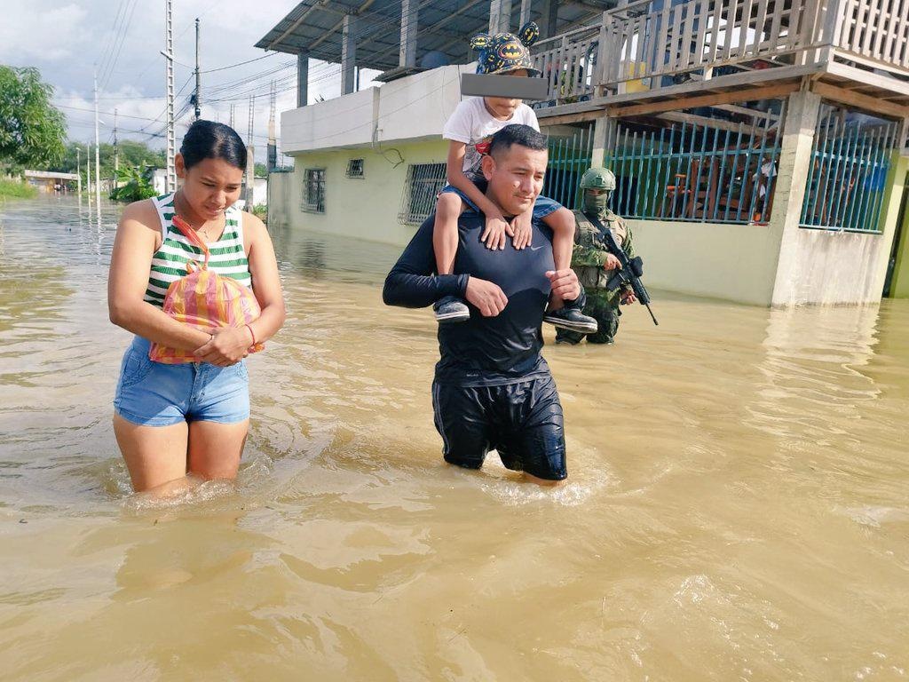 El Ejército ayuda a trasladar a los damnificados hasta albergues en Esmeraldas.