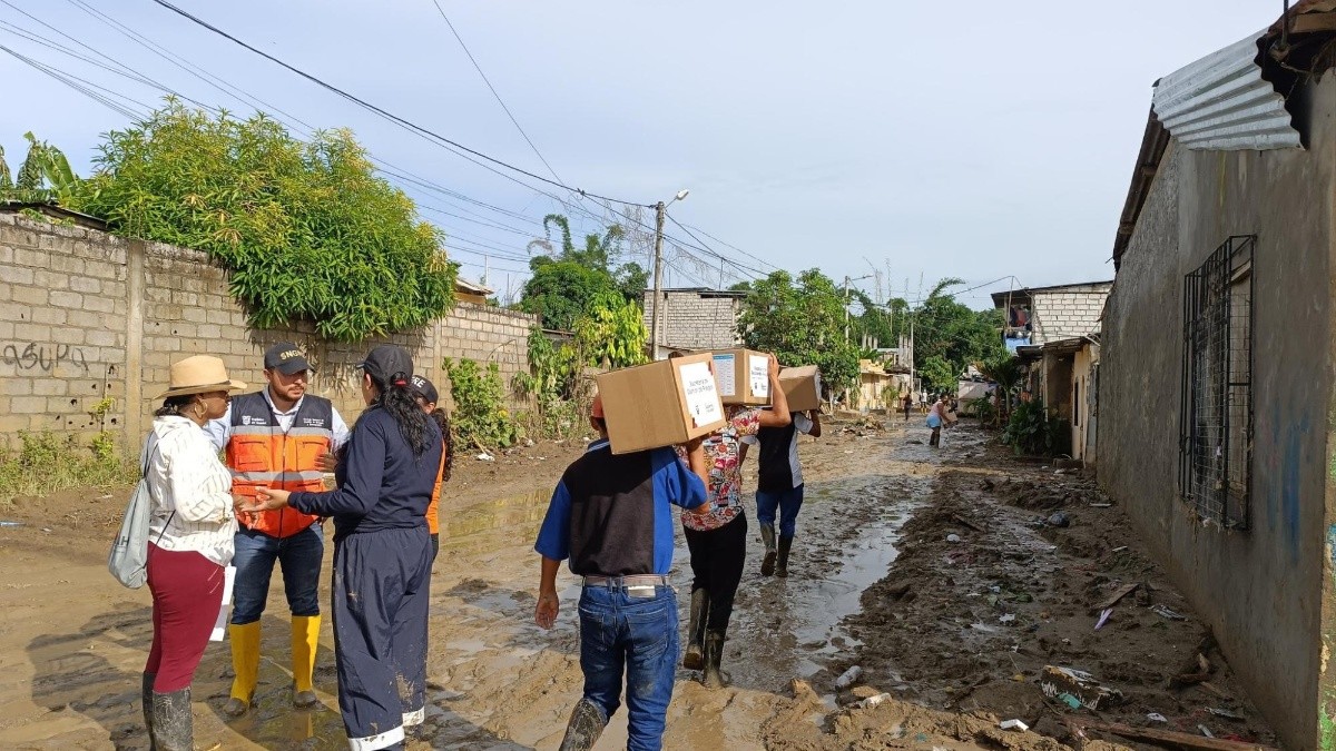 El personal de la Secretaría de Gestión de Riesgos coordina con otras instituciones como Fuerzas Armadas, Policía Nacional, Cruz Roja, Gobernación y Prefectura de Esmeraldas, la entrega de ayuda a los afectados. (Secretaría de Gestión de Riesgos)