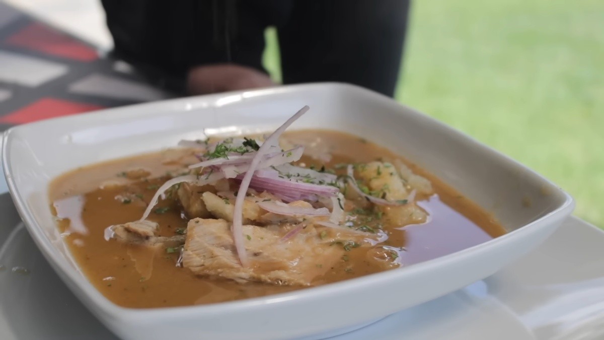Imagen de un encebollado, plato típico de la gastronomía ecuatoriana. (Robegrill (Youtube))