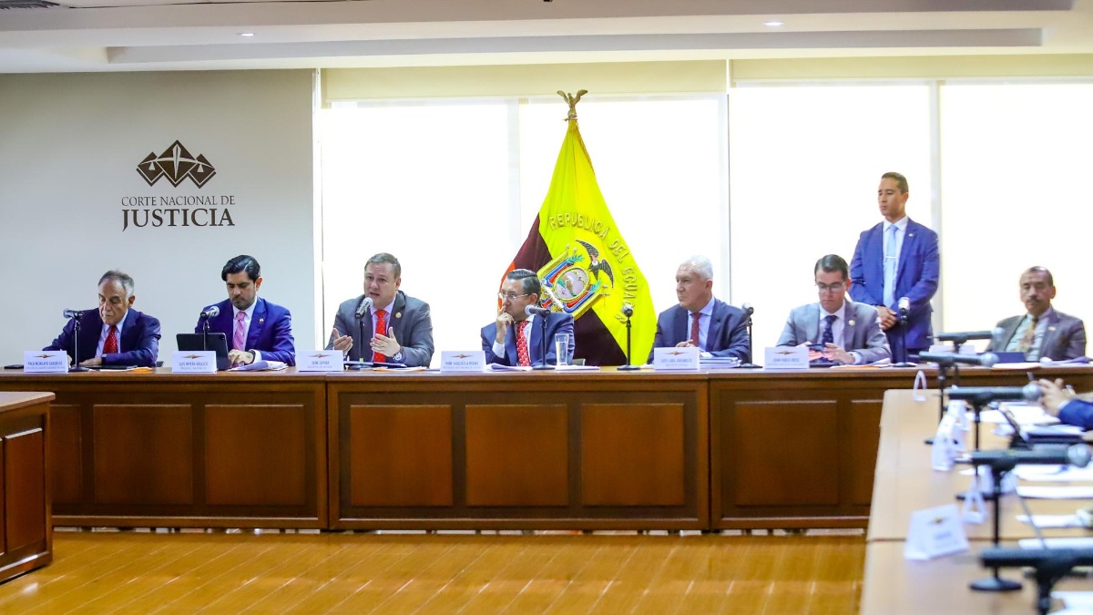 Las autoridades durante la reunión en la Corte Nacional de Justicia. (Cortesía del Ministerio del Interior)