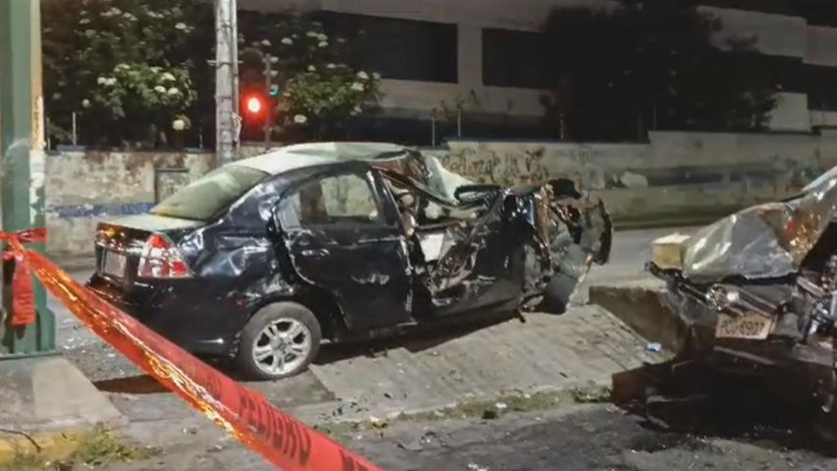 Dos vehículos se impactaron de frente. (Ecuavisa)