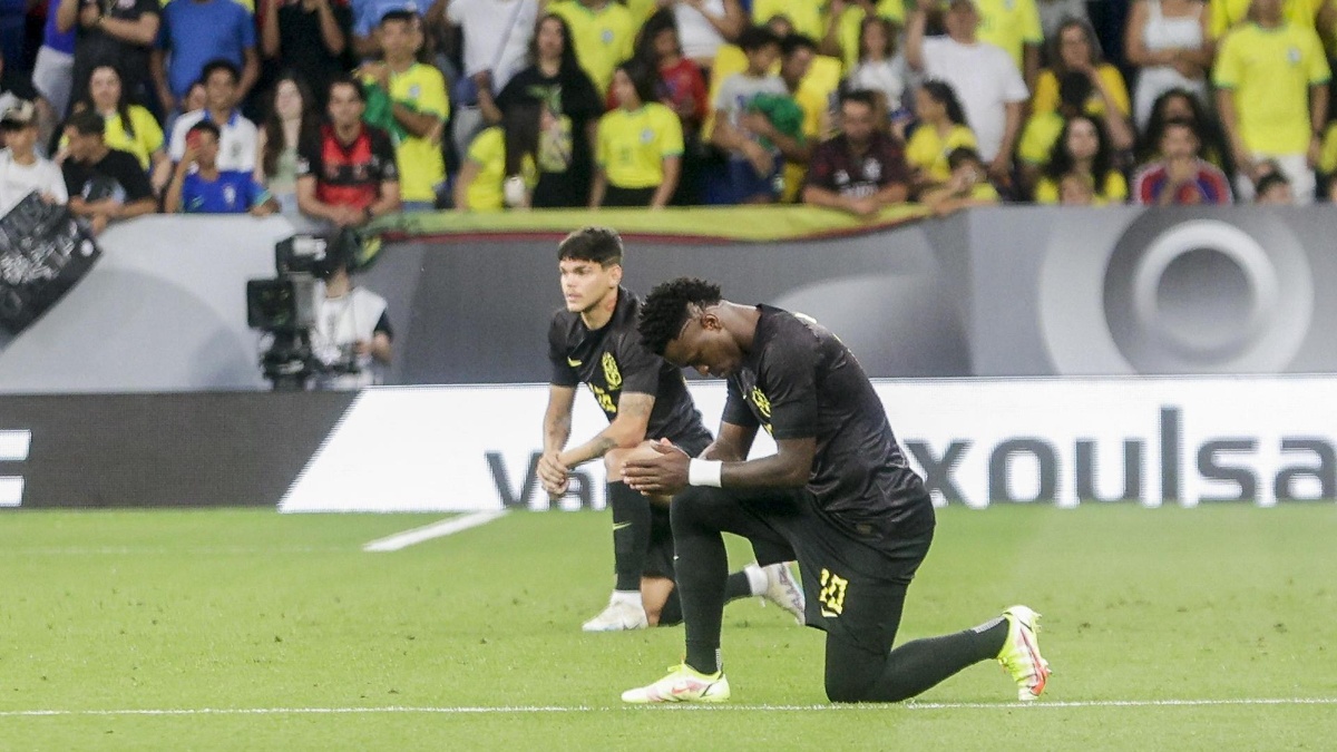 Por primera vez Brasil ha jugado con la camiseta de color negro para luchar contra el racismo. (EFE)