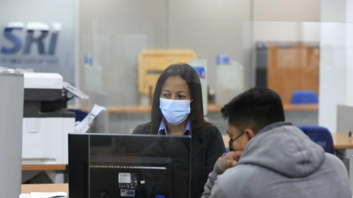 Imagen referencial sobre la atención a un usuario en el SRI.