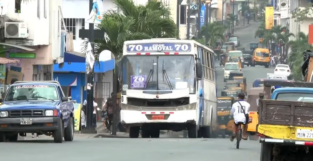 Imagen de un bus recorriendo Guayaquil. (Ecuavisa)