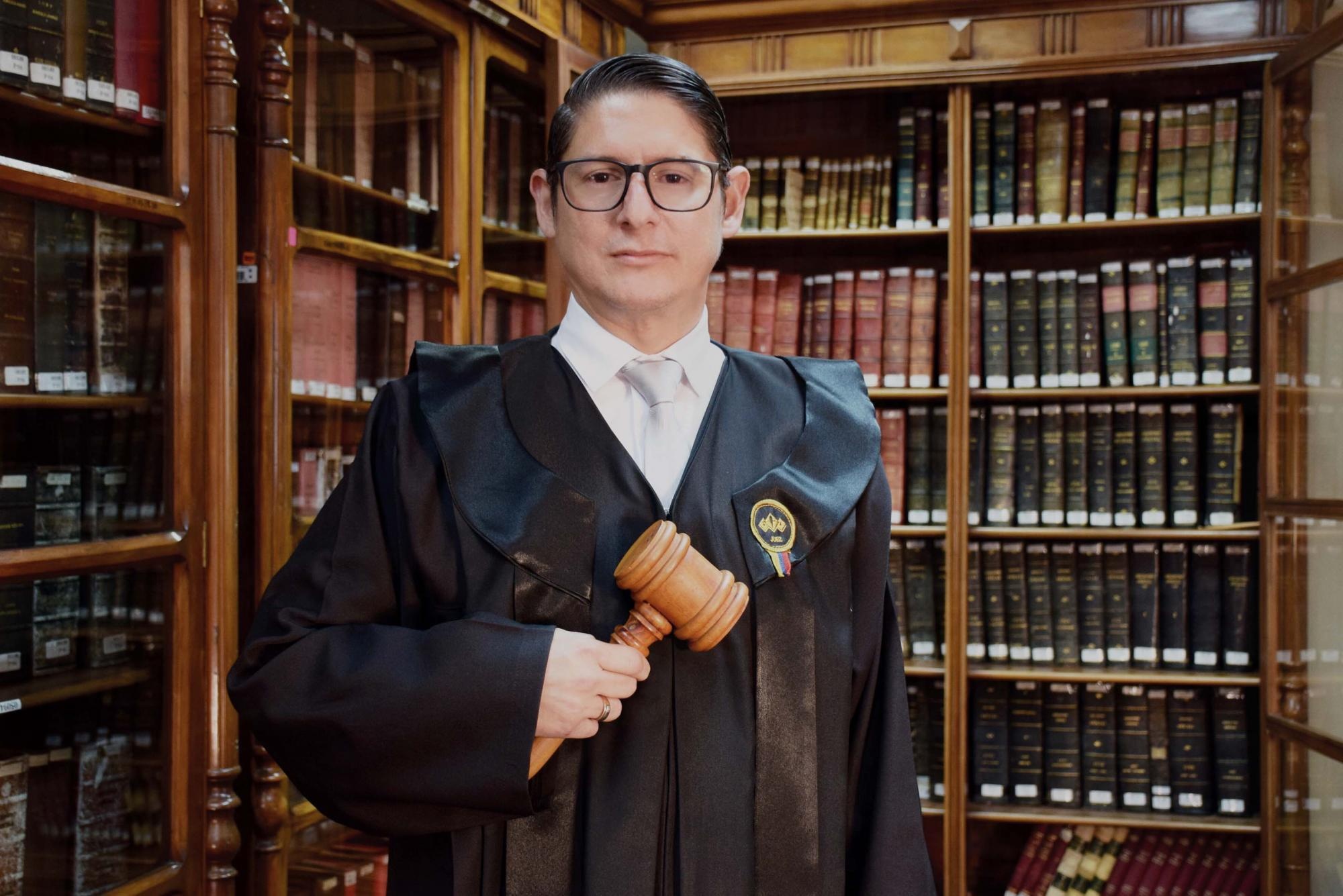 Macías es licenciado en ciencias políticas y sociales y abogado por la Universidad San Gregorio de Portoviejo. (Cortesía de la Corte Nacional de Justicia)