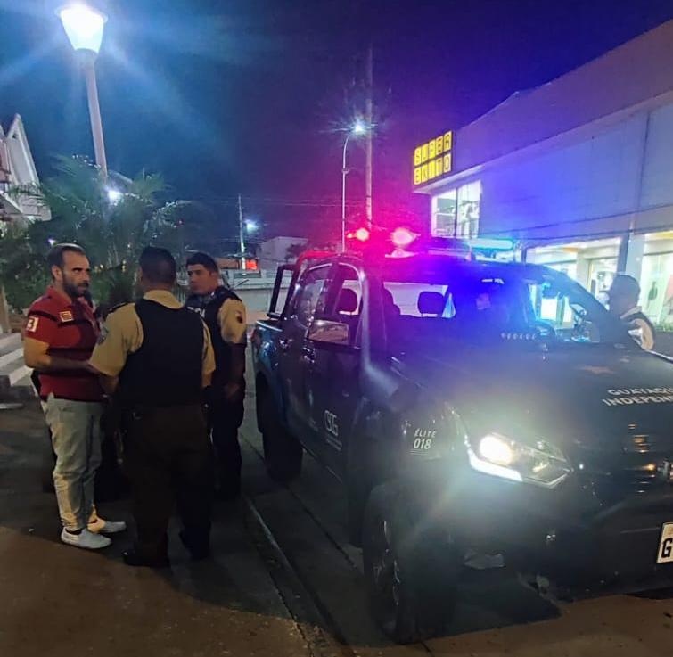 Imagen tomada de redes sociales donde se ve a la Policía en contacto con el italiano Benny Colonico.