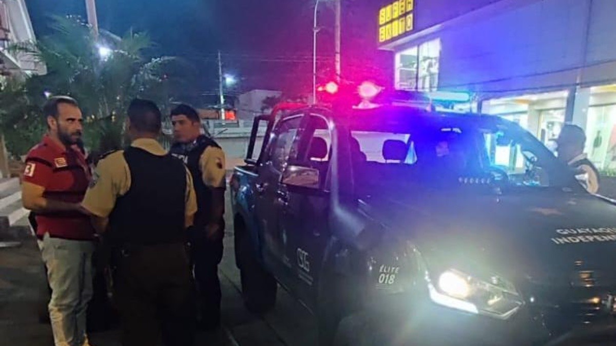 Imagen tomada de redes sociales donde se ve a la Policía en contacto con el italiano Benny Colonico.