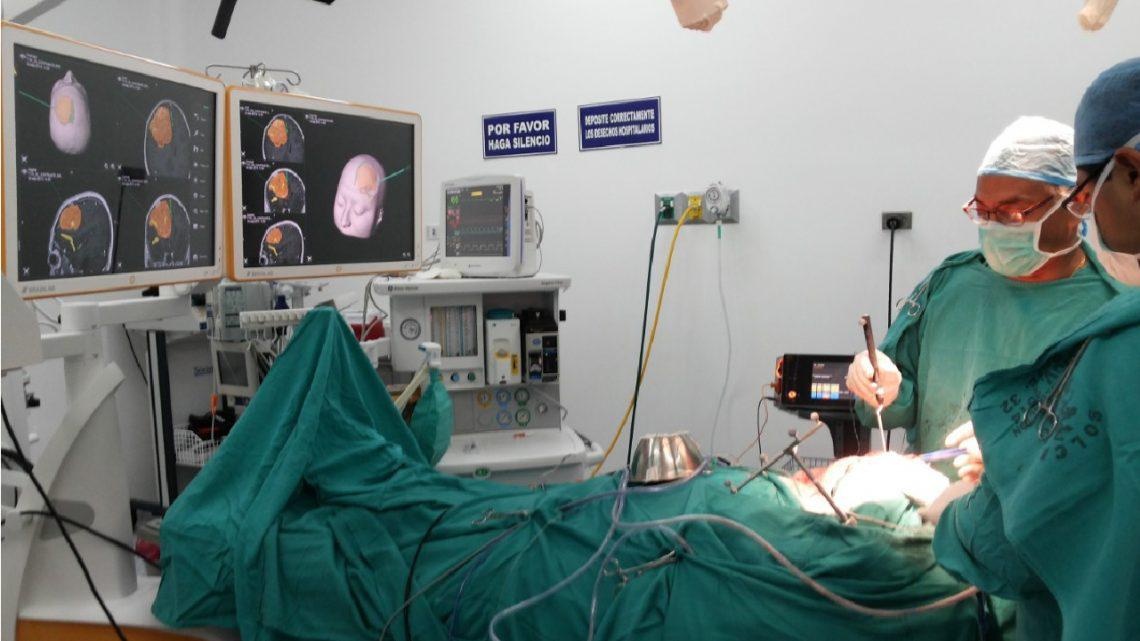 Imagen de archivo de un procedimiento de neurocirugía oncológica en Solca Guayaquil.