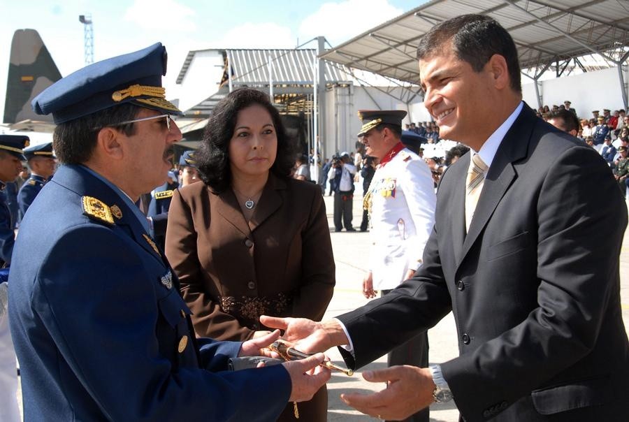 El general Jorge Gabela Bueno (izq.) saluda con el expresidente Rafael Correa. 