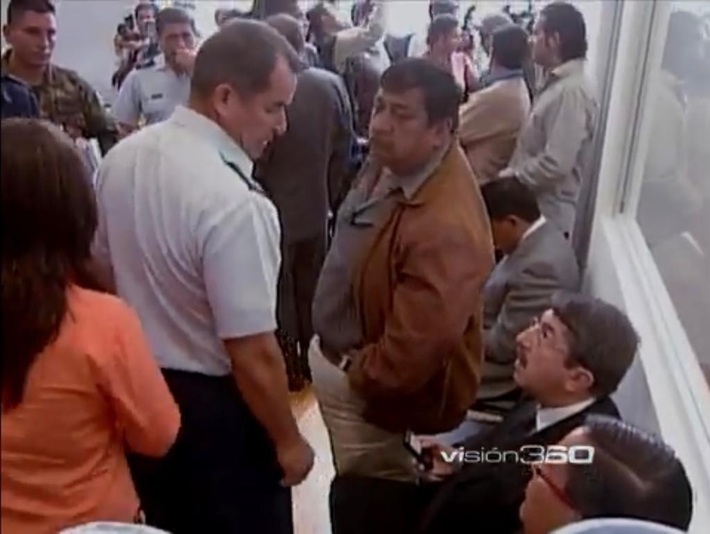 Instante en el que Bohórquez (izq.) amenaza a Gabela en la Asamblea Nacional.  (Captura de pantalla / Ecuavisa )