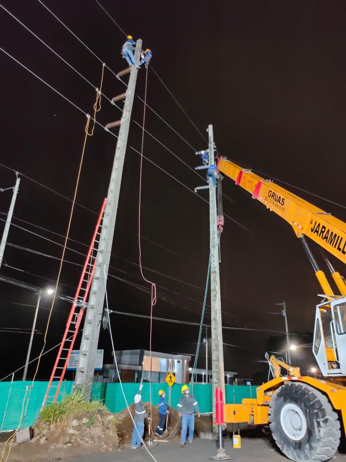 Imagen de técnicos de CNEL haciendo mantenimiento en una línea de transmisión eléctrica. (CNEL EP)