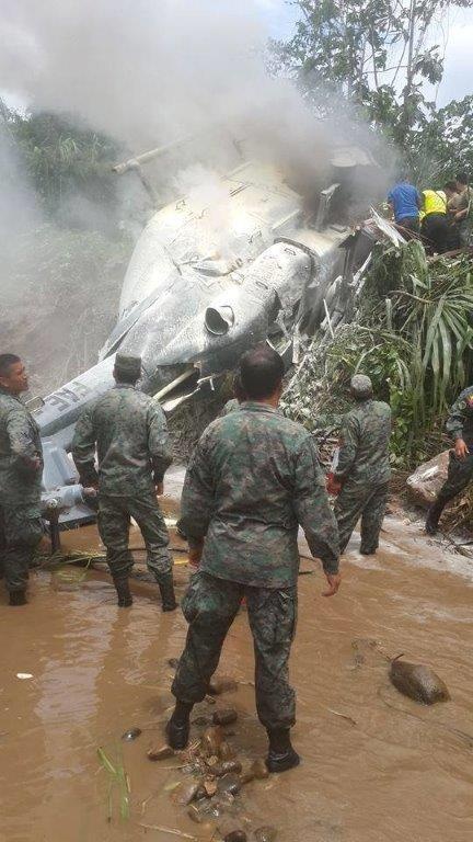 Personal de la FAE auxilió a los ocupantes del helicóptero accidentado.  (Internet)